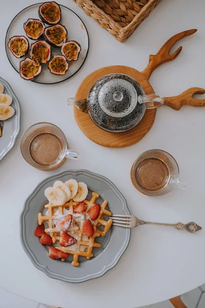 Венские вафли с клубникой и бананами. Прекрасный завтрак — стоковое фото