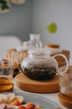 Ahşap tezgahta çaydanlık. Güzel kahvaltı.