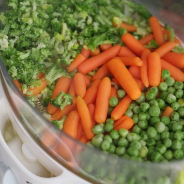 Taze sebze buğulaması. Yeşil bezelye, havuç, brokoli.