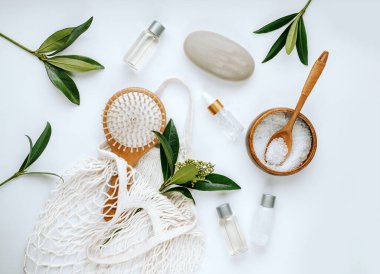 Spa tedavileri ve kozmetoloji için aletler. Deniz tuzu, yüz serumu, sabun, saç fırçası. Ekoloji konsepti. Yankı araçları