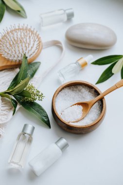 Spa tedavileri ve kozmetoloji için aletler. Deniz tuzu, yüz serumu, sabun, saç fırçası. Ekoloji konsepti. Yankı araçları
