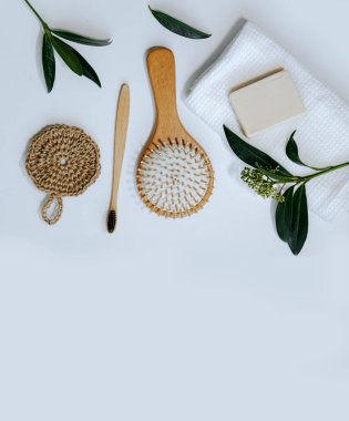 Spa tedavileri, vücut ve saç bakımı için eko aletler. Deniz tuzu, yüz serumu, sabun, saç fırçası. Ekoloji kavramı