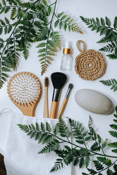 Herramientas ecológicas para tratamientos de spa y cuidado corporal y capilar. Sal marina, suero facial, jabón, cepillo para el cabello. Concepto ecológico — Foto de Stock