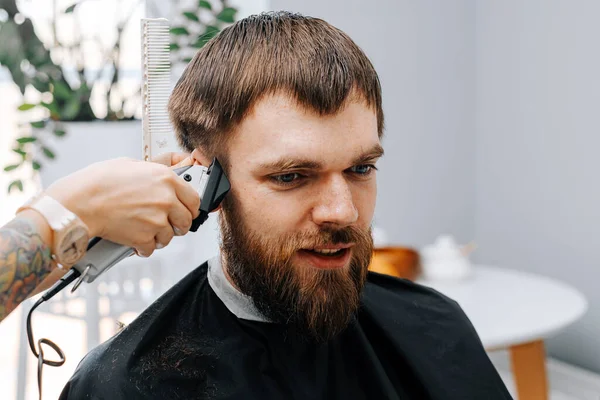 男人在家里理发.理发师把男人的头发剪短了 — 图库照片