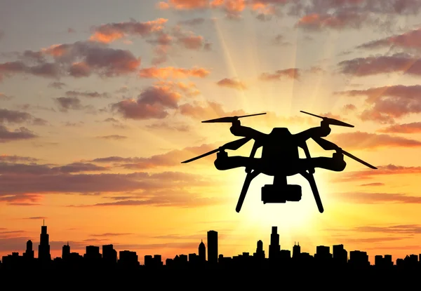 Drones voadores de silhueta sobre a cidade — Fotografia de Stock