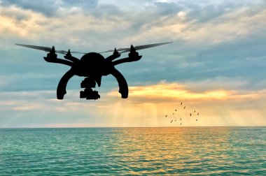 Uçan bir dron silüeti