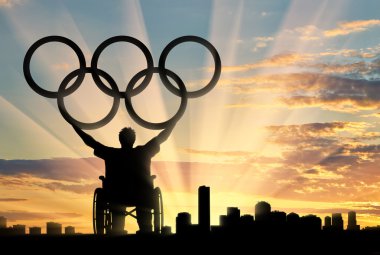 Engelli Paralimpik Olimpiyat halkaları günbatımı şehir tutmak