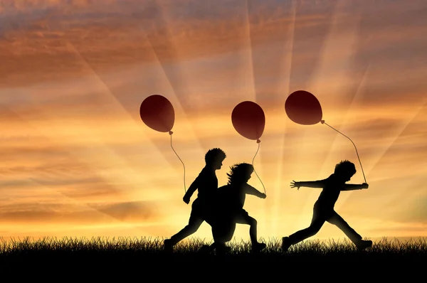 ?hildren jugando con globos al atardecer —  Fotos de Stock