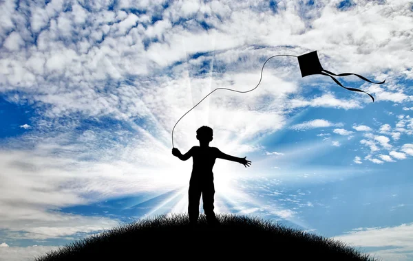 Niño jugando con una cometa — Foto de Stock