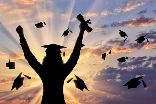 Випускник підняв руки на небо і диплом випускника шапка і захід сонця . — стокове фото