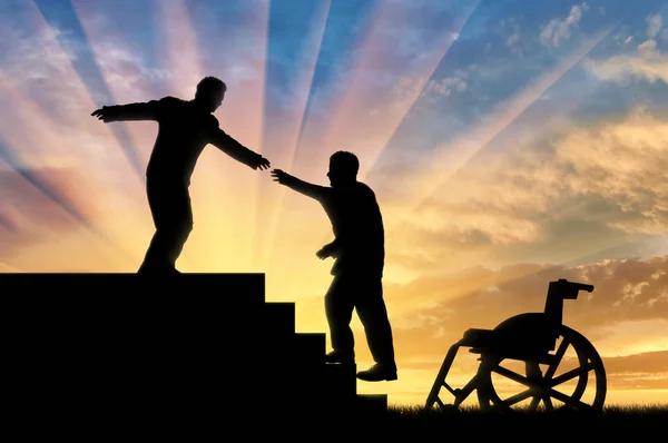 El hombre ayuda a las personas discapacitadas en silla de ruedas —  Fotos de Stock