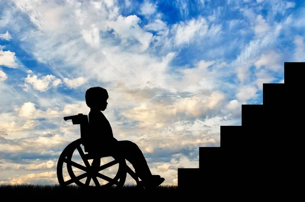 Niño discapacitado sentado en silla de ruedas delante de las escaleras —  Fotos de Stock