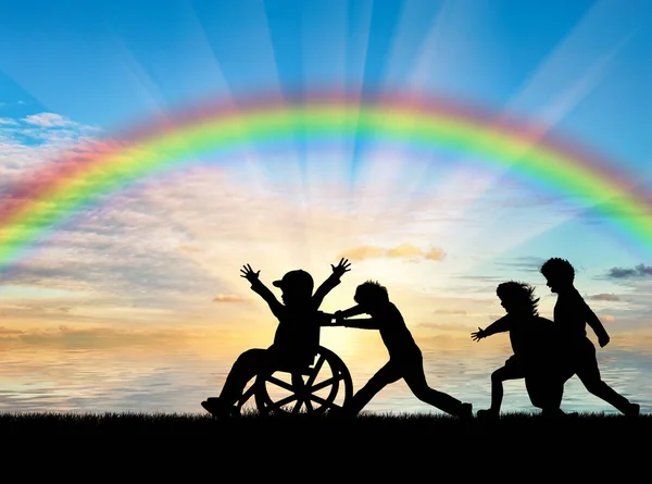 Glücklicher Junge im Rollstuhl spielt mit Kindern Regenbogentag — Stockfoto