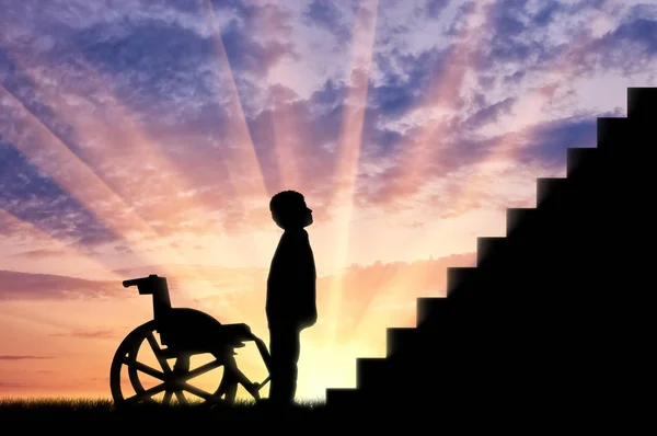 Engelli çocuk merdivenleri önünde duran — Stok fotoğraf
