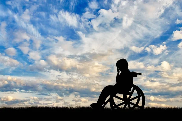 Niño discapacitado llorando en silla de ruedas —  Fotos de Stock
