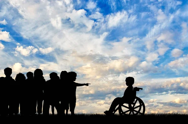 Παιδιού με αναπηρία σε αναπηρικό καροτσάκι και τα παιδιά τον διώξει — Φωτογραφία Αρχείου