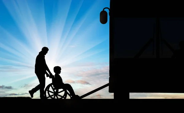 Παιδί με ειδικές ανάγκες σε μια αναπηρική καρέκλα μπαμπά θέτει σε λεωφορείο — Φωτογραφία Αρχείου