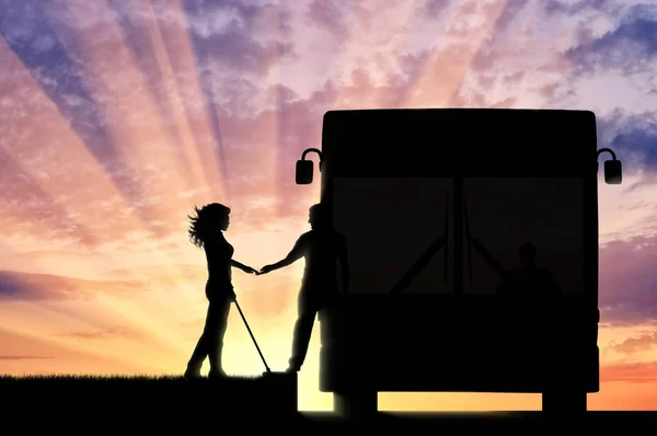 Сліпа дівчина допомагає сісти на захід сонця в автобусі — стокове фото