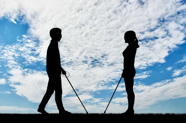 Слепые мужчины и женщины-инвалиды с тростью в день — стоковое фото
