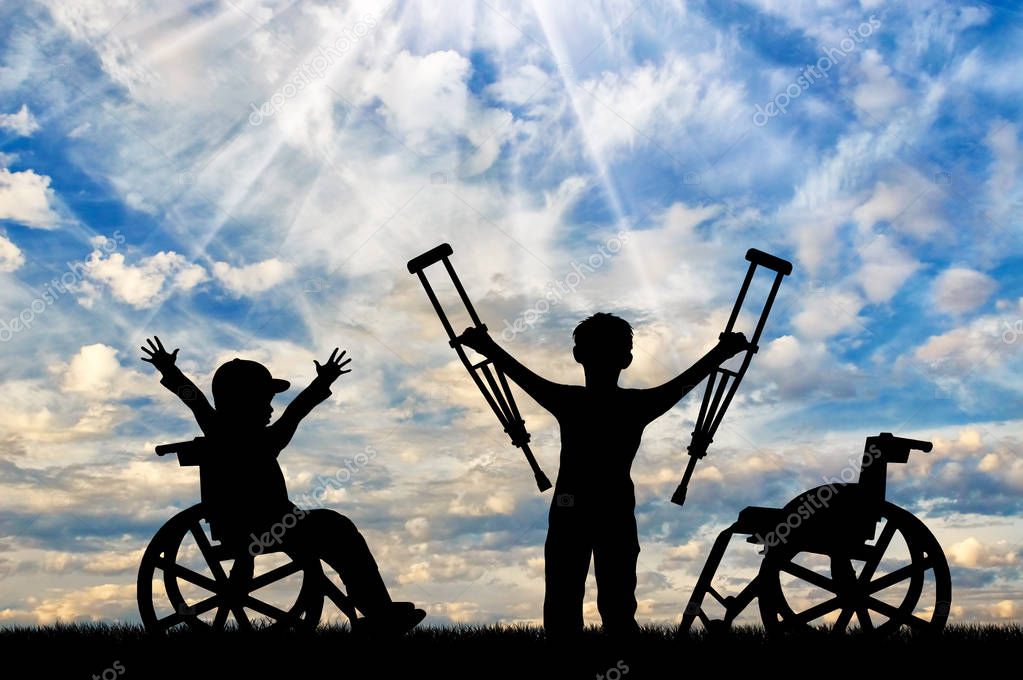 Koltuk değneği gün ile duran tekerlekli sandalye ve