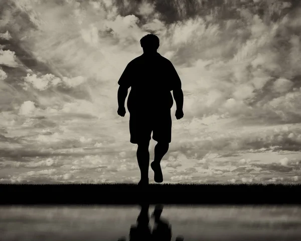 Homem gordo e reflexão no rio preto e branco — Fotografia de Stock