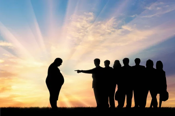 Silueta hombre grueso y multitud de personas desalojadas puesta de sol — Foto de Stock