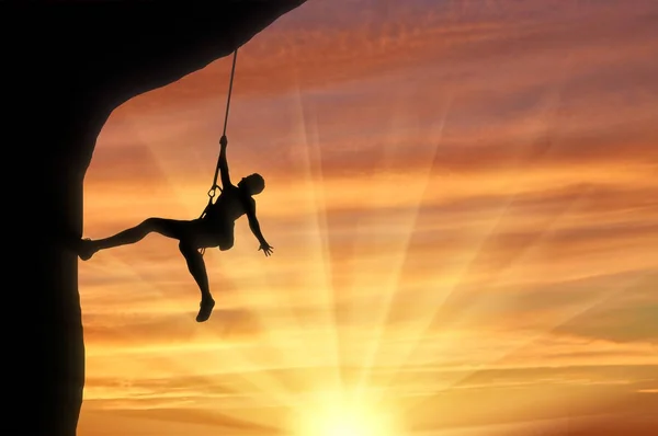 Mountaineer escalada na rocha no pôr do sol fundo — Fotografia de Stock