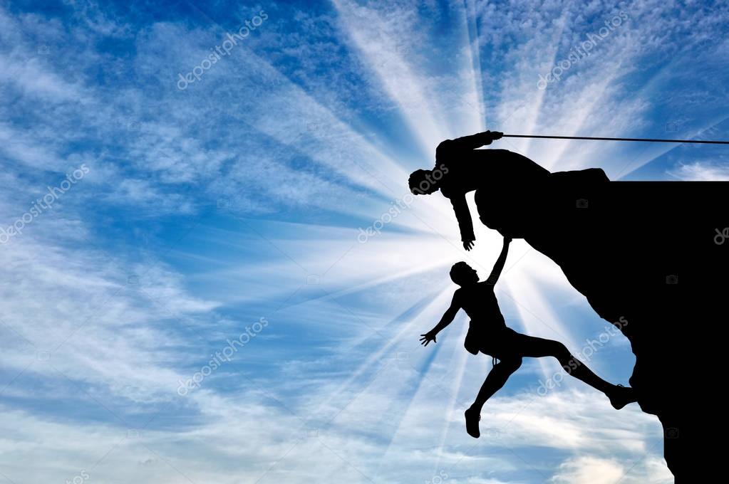 Alpinista ajuda dando ajudando amigo entregar dia montanhas