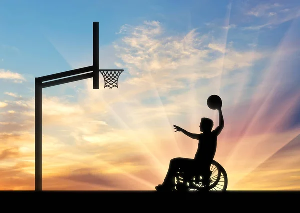 Persona con discapacidad paralímpica en silla de ruedas jugando baloncesto — Foto de Stock