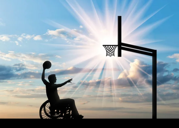 Persona con discapacidad paralímpica en silla de ruedas jugando baloncesto por la tarde — Foto de Stock