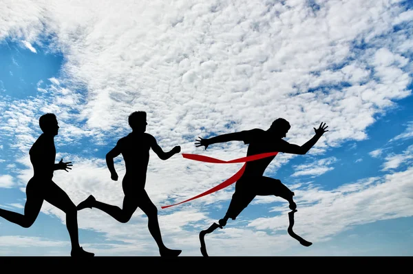 Paralimpiai futó protézis és normál futók — Stock Fotó