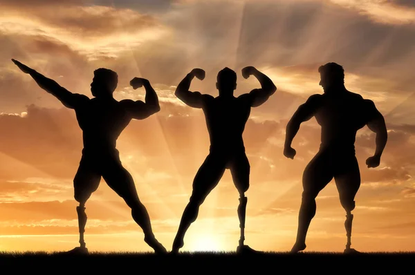 Παραολυμπιακών bodybuilders με προσθετικό πόδι ηλιοβασίλεμα — Φωτογραφία Αρχείου