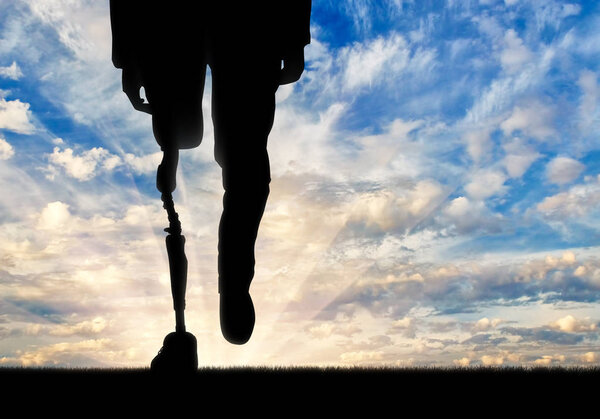 Нога с искусственной конечностью на фоне неба
