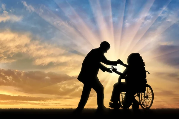 Βοήθεια για γυναίκα ανάπηρο άτομο σε τροχοκάθισμα — Φωτογραφία Αρχείου