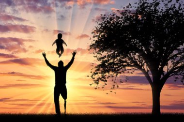 Özürlü bebek ağacıyla günbatımı üzerinde oynarken protez ile