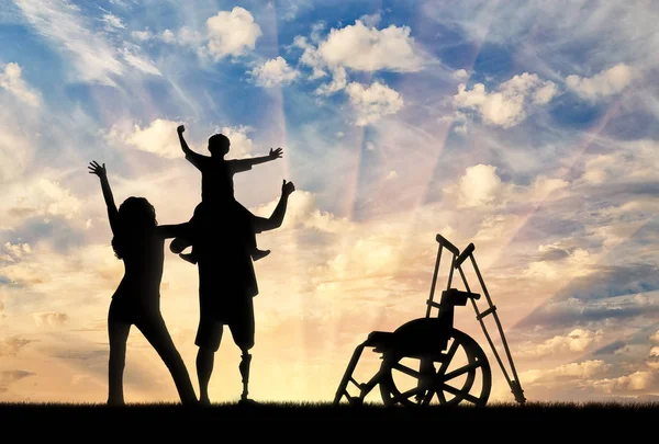 Инвалид с протезом и его семья — стоковое фото