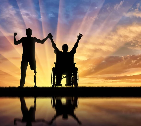 Инвалиды с протезом и в инвалидном кресле, держась за руки отражения — стоковое фото