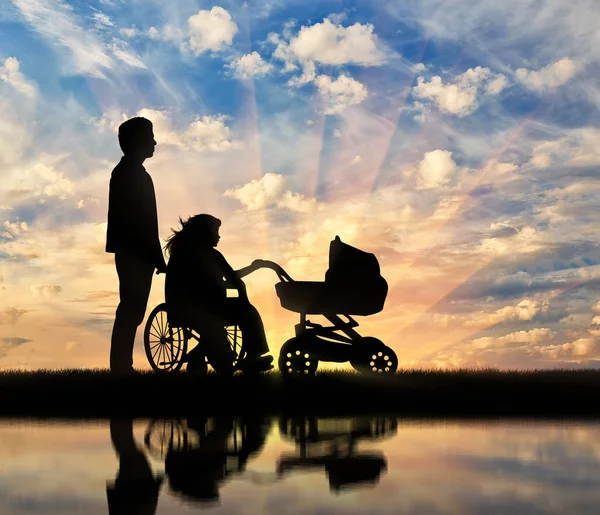 Donna disabile in sedia a rotelle e carrozzina e con marito — Foto Stock