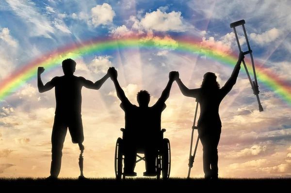 Инвалиды держатся за руки и радужный день — стоковое фото