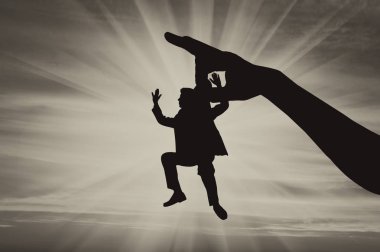 El adam tarafından yaka havada tutar