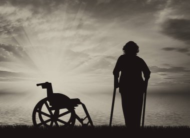 Deniz ve tekerlekli sandalye koltuk değneği engelli kişiler