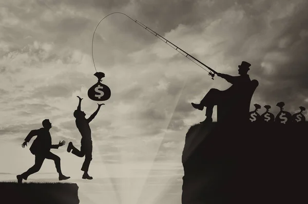 Mensen lopen voor zak met geld in de afgrond en zakenman manipuleert — Stockfoto