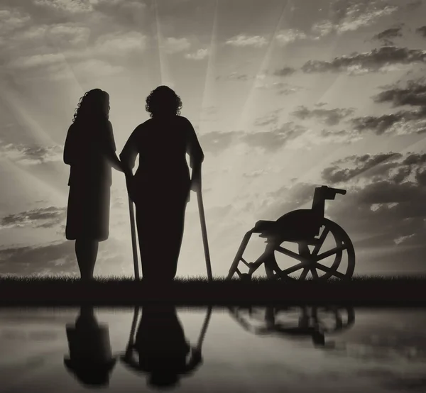 Disabili con stampelle in riflessione e infermiere — Foto Stock