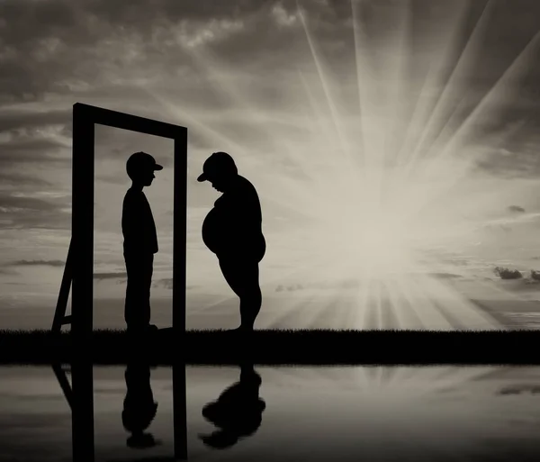 胖男孩和一个正常的男孩，对着天空的镜子中自己的倒影 — 图库照片