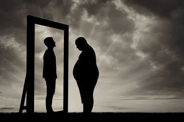 Üzgün şişmandan ve aynada normal bir adam ile onun yansıması