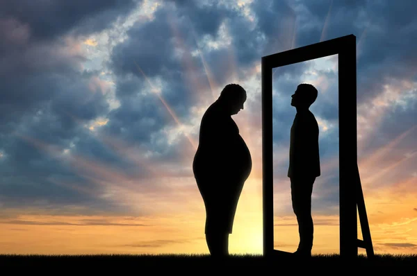 Gordo hombre triste y su reflejo en el espejo de un hombre normal contra el cielo . — Foto de Stock