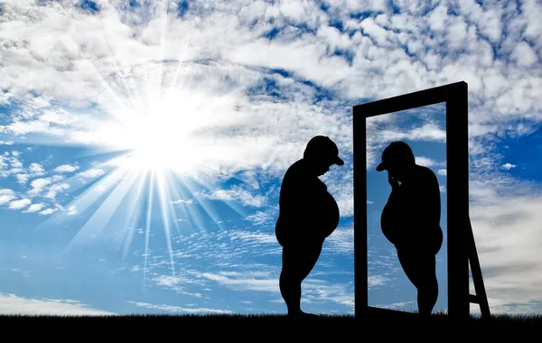 Tlustý chlapec a jeho odraz v zrcadle normální kluk — Stock fotografie