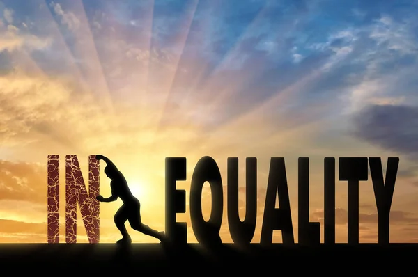 Sylwetka człowieka pchanie słowo nierówności, osiągnięcie równości — Zdjęcie stockowe