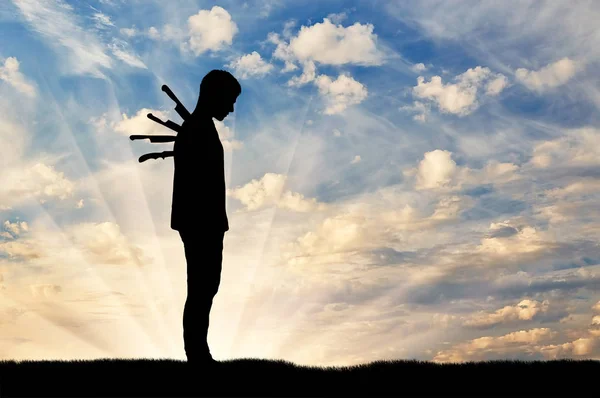 Sırtında bir bıçakla üzgün bir adam silüeti