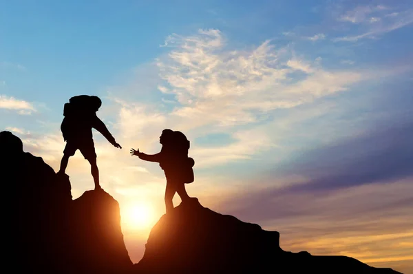 Yardım tarafından tırmanıcı ortağı için uzanıyor